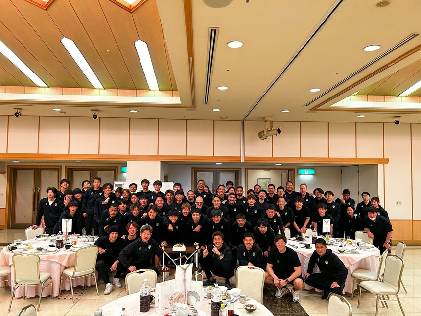 Công Phượng đón sinh nhật cùng các đồng đội ở Yokohama FC - Ảnh 2.