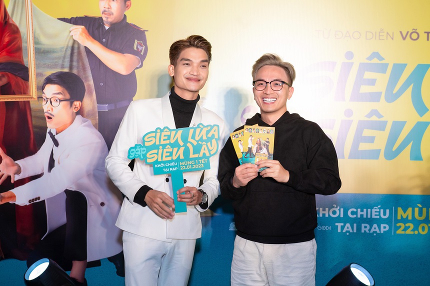 Mạc Văn Khoa ngượng ngùng, nép mình sau lưng Anh Tú - Ảnh 6. Mạc Văn Khoa ngượng ngùng, nép mình sau lưng Anh Tú - Ảnh 6.