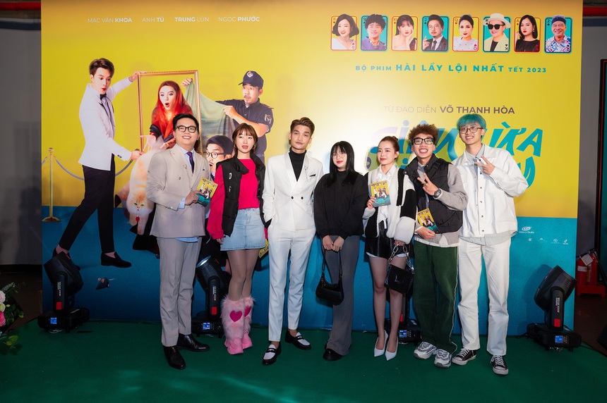 Mạc Văn Khoa ngượng ngùng, nép mình sau lưng Anh Tú - Ảnh 9. Mạc Văn Khoa ngượng ngùng, nép mình sau lưng Anh Tú - Ảnh 9.