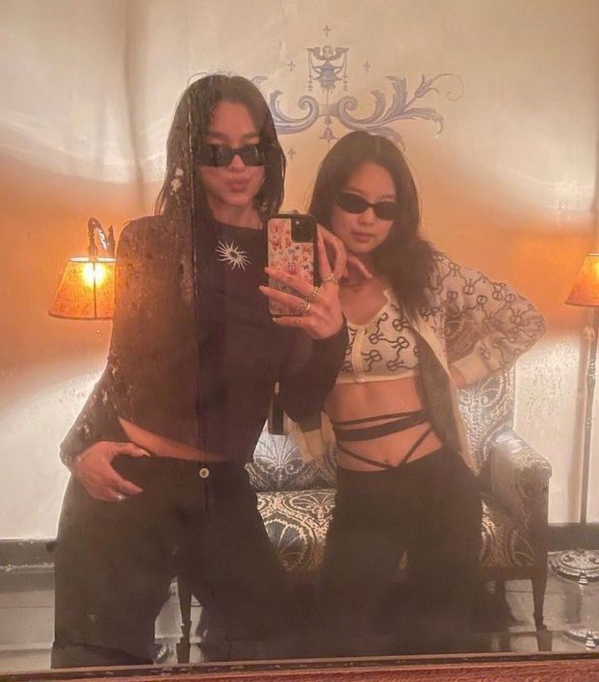 Đụng hàng Dua Lipa nhưng Jennie Blackpink lại cá tính hơn nhiều - Ảnh 11. Đụng hàng Dua Lipa nhưng Jennie Blackpink lại cá tính hơn nhiều - Ảnh 11.