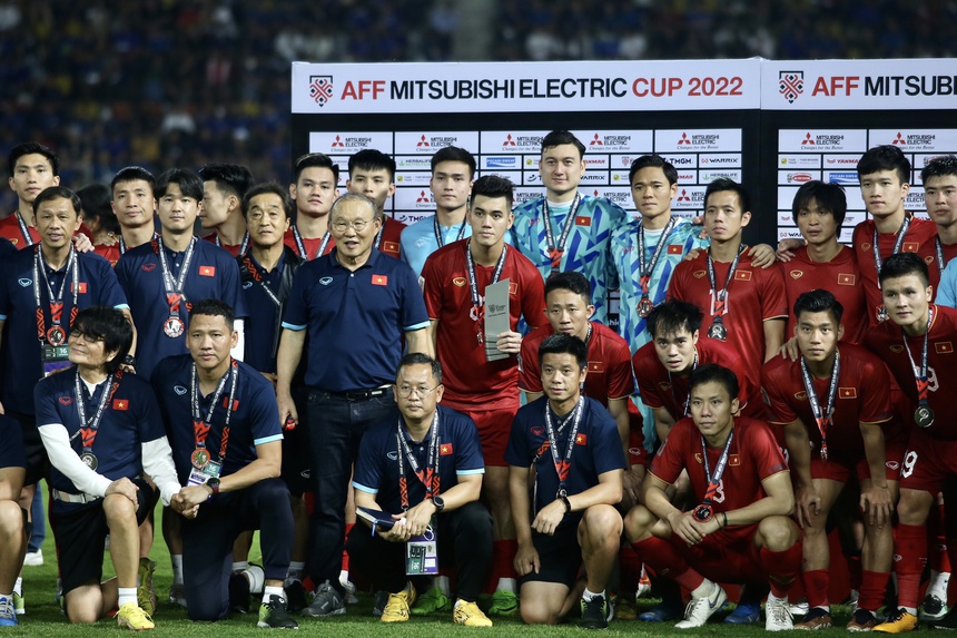 Nghe thầy Park Hang Seo kể về bóng hồng thầm lặng trong cuộc đời mình: Từ người lái xe đưa ông đi đàm phán hợp đồng với VFF đến phút lặng lẽ dõi theo đội tuyển ở trận đấu cuối cùng - Ảnh 1.