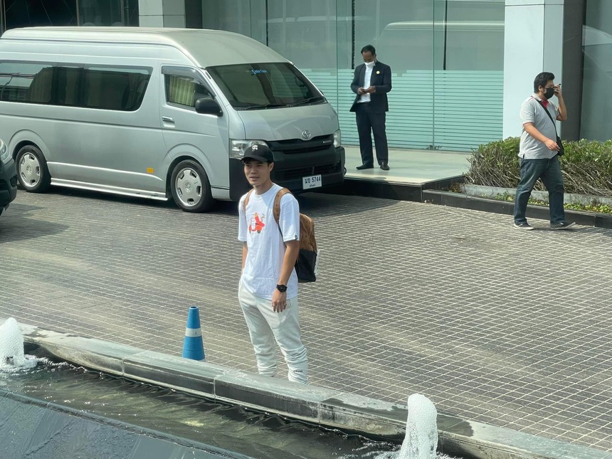 Văn Toàn bịn rịn chia tay đồng đội, ở lại hội quân với CLB Seoul E-Land - Ảnh 1. Văn Toàn bịn rịn chia tay đồng đội, ở lại hội quân với CLB Seoul E-Land - Ảnh 1.