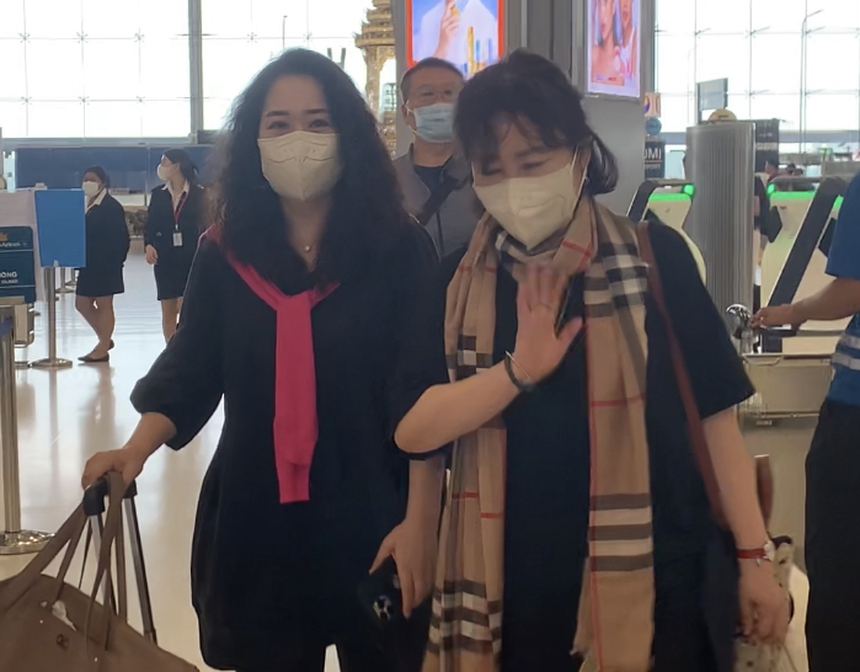 HLV Park Hang-seo tạm biệt bà xã để trở về Việt Nam - Ảnh 2.