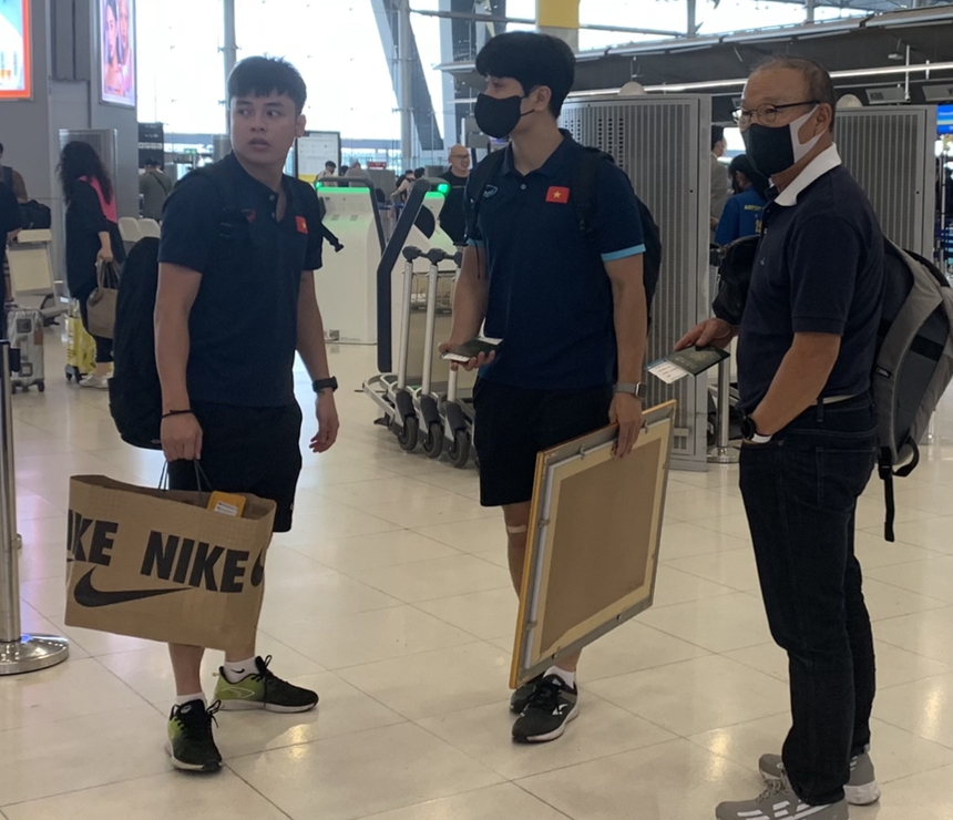 HLV Park Hang-seo tạm biệt bà xã để trở về Việt Nam - Ảnh 1.