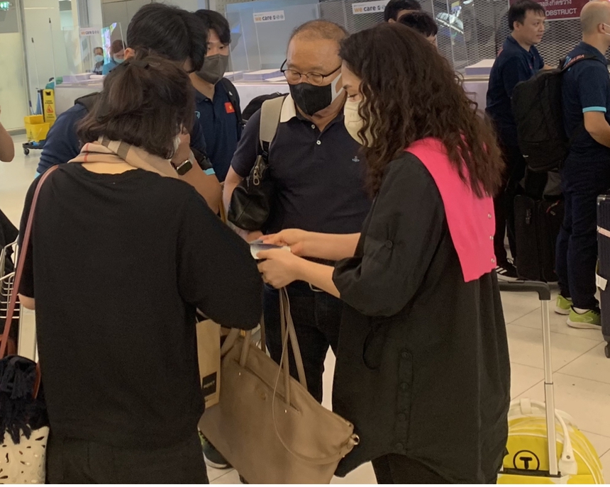 HLV Park Hang-seo tạm biệt bà xã để trở về Việt Nam - Ảnh 3.