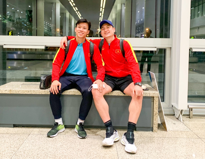 Đội tuyển Việt Nam về nước: Các cầu thủ mệt nhoài, ngồi chờ lấy hành lý - Ảnh 5. Đội tuyển Việt Nam về nước: Các cầu thủ mệt nhoài, ngồi chờ lấy hành lý - Ảnh 5.