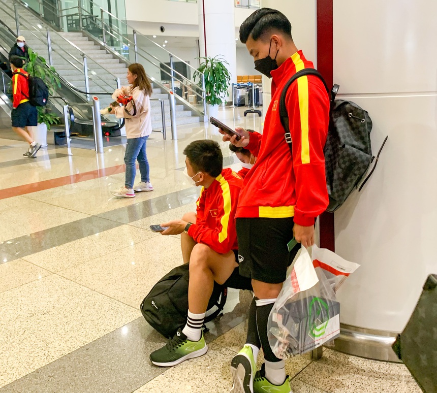 Đội tuyển Việt Nam về nước: Các cầu thủ mệt nhoài, ngồi chờ lấy hành lý - Ảnh 4. Đội tuyển Việt Nam về nước: Các cầu thủ mệt nhoài, ngồi chờ lấy hành lý - Ảnh 4.