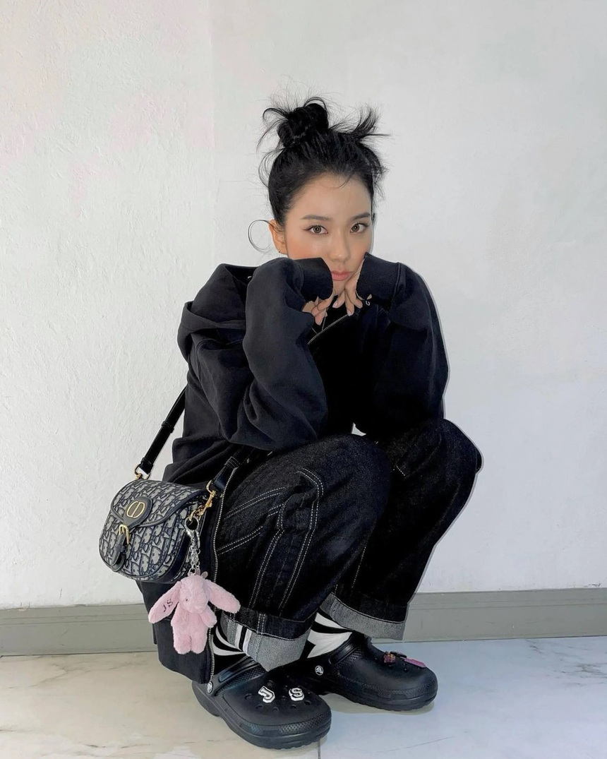(Bài đăng Tết) Bộ sưu tập túi xách Dior đầy thèm muốn của Jisoo Blackpink - Ảnh 1.