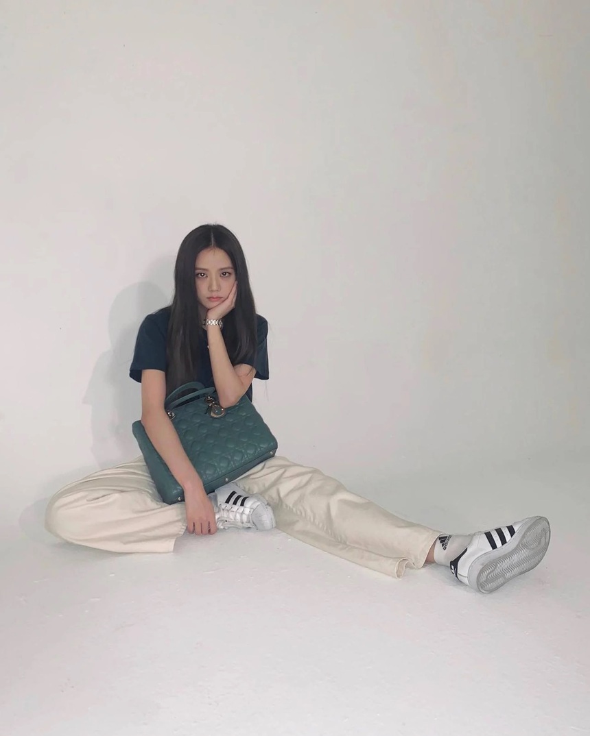 (Bài đăng Tết) Bộ sưu tập túi xách Dior đầy thèm muốn của Jisoo Blackpink - Ảnh 4.