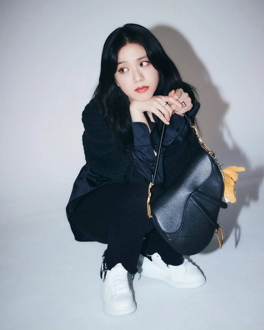 (Bài đăng Tết) Bộ sưu tập túi xách Dior đầy thèm muốn của Jisoo Blackpink - Ảnh 8.