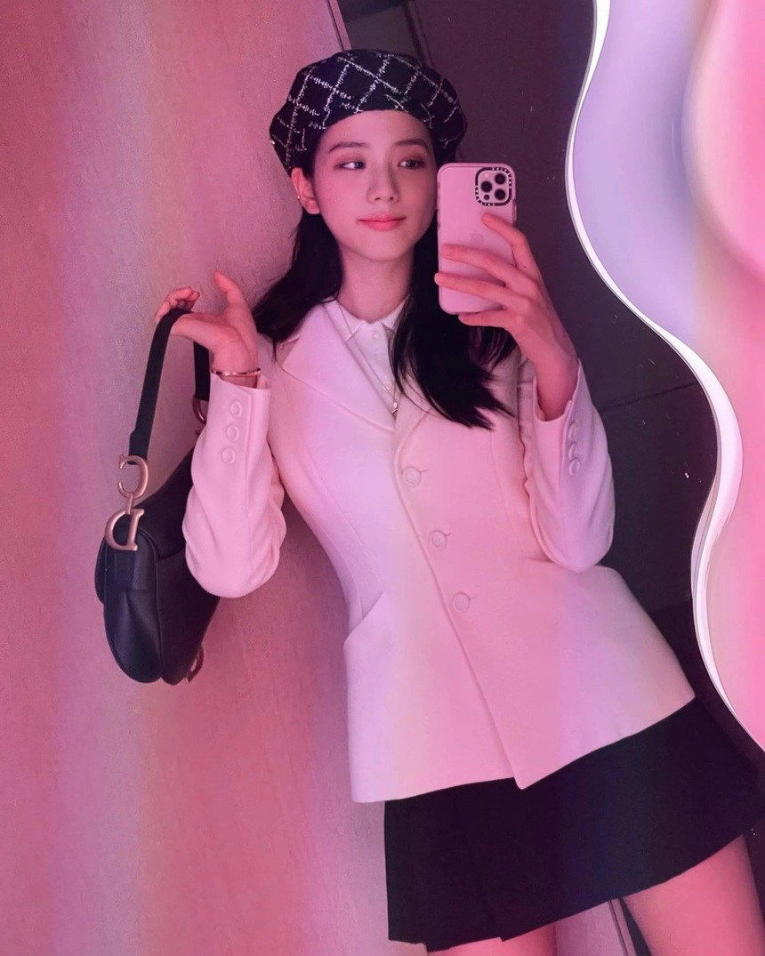 (Bài đăng Tết) Bộ sưu tập túi xách Dior đầy thèm muốn của Jisoo Blackpink - Ảnh 9.