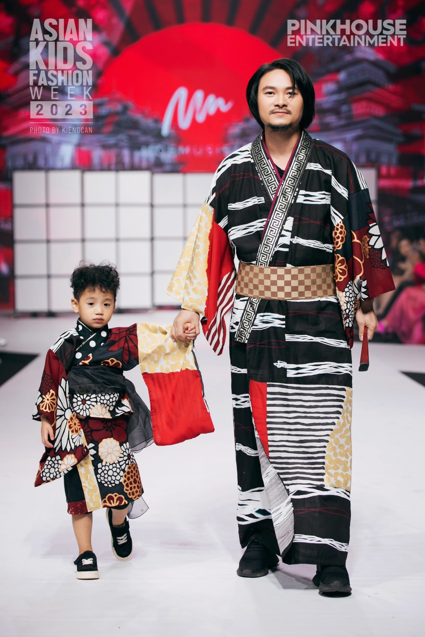 Gia đình bà trùm Hoa hậu Phạm Kim Dung cầm trịch vì trí vedette trong show Asian Kids Fashion Week 2023 - Ảnh 3. Gia đình bà trùm Hoa hậu Phạm Kim Dung cầm trịch vì trí vedette trong show Asian Kids Fashion Week 2023 - Ảnh 3.