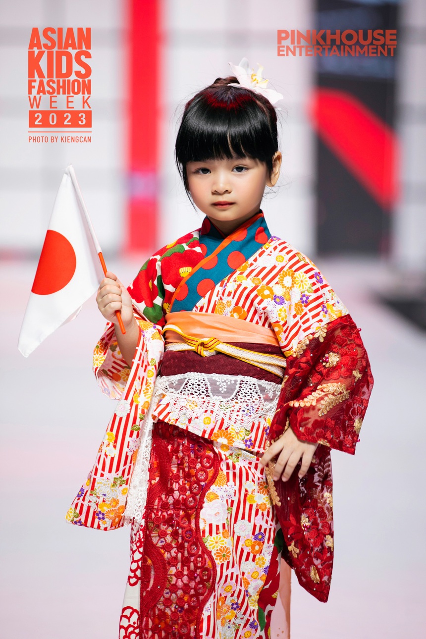 Gia đình bà trùm Hoa hậu Phạm Kim Dung cầm trịch vì trí vedette trong show Asian Kids Fashion Week 2023 - Ảnh 2. Gia đình bà trùm Hoa hậu Phạm Kim Dung cầm trịch vì trí vedette trong show Asian Kids Fashion Week 2023 - Ảnh 2.