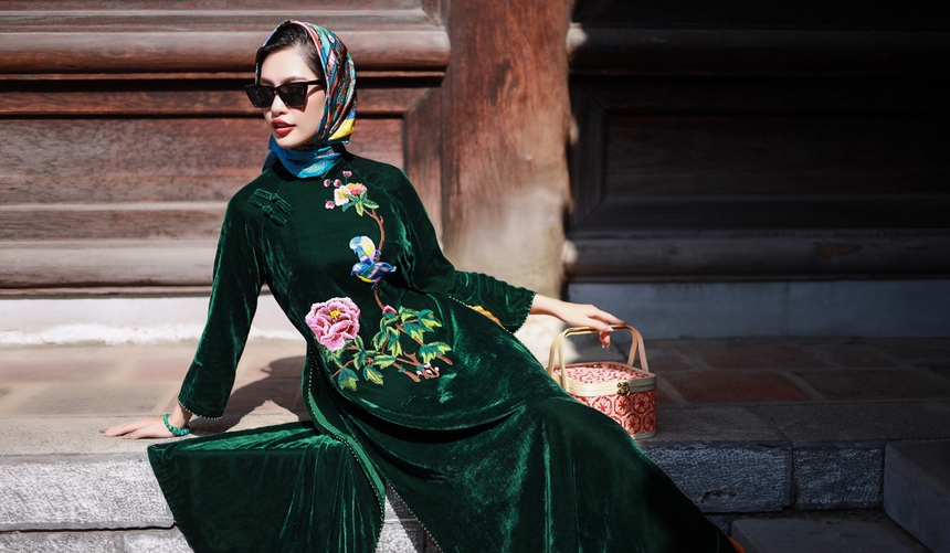 Hoa hậu Nông Thúy Hằng đẹp sắc sảo trong áo dài của Cao Minh Tiến - Ảnh 5.