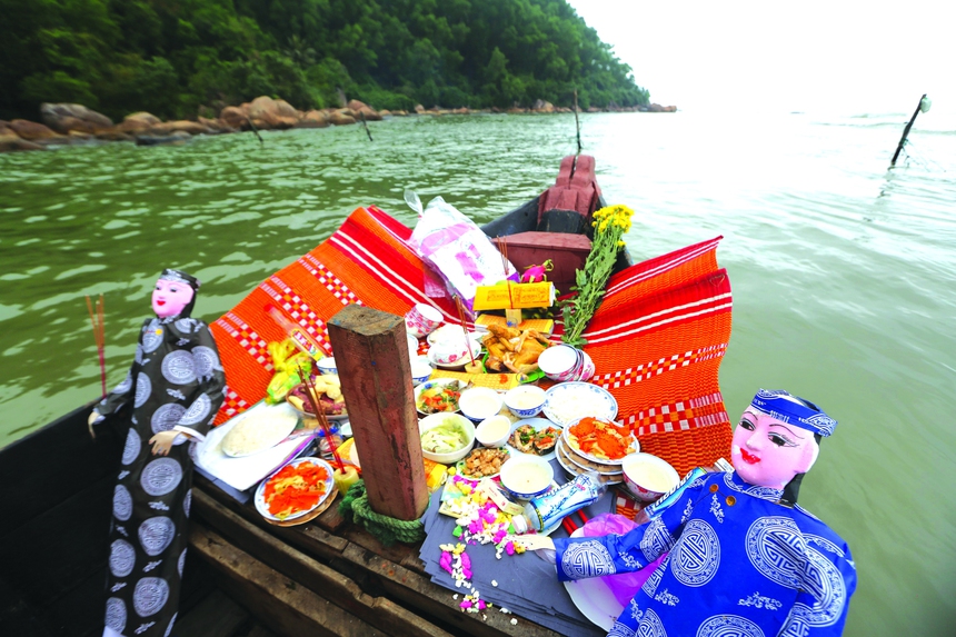 Lê Bích và cuộc 'hành hương' cùng vàng mã - Ảnh 5.