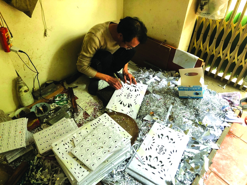 Lê Bích và cuộc 'hành hương' cùng vàng mã - Ảnh 7.