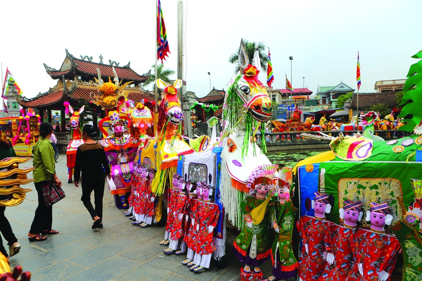 Lê Bích và cuộc 'hành hương' cùng vàng mã - Ảnh 3.