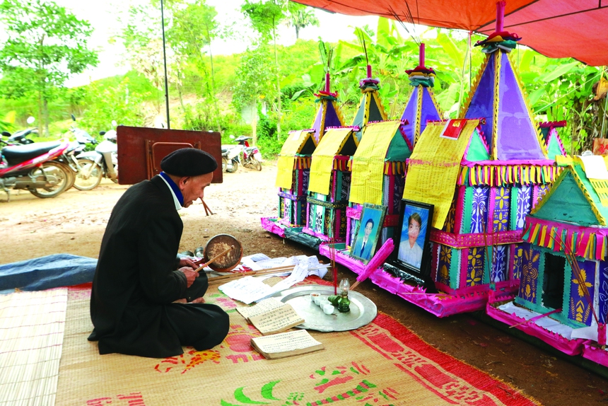 Lê Bích và cuộc 'hành hương' cùng vàng mã - Ảnh 4.