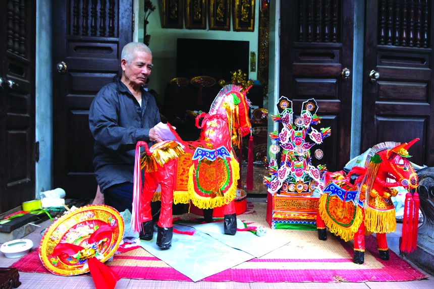 Lê Bích và cuộc 'hành hương' cùng vàng mã - Ảnh 2.