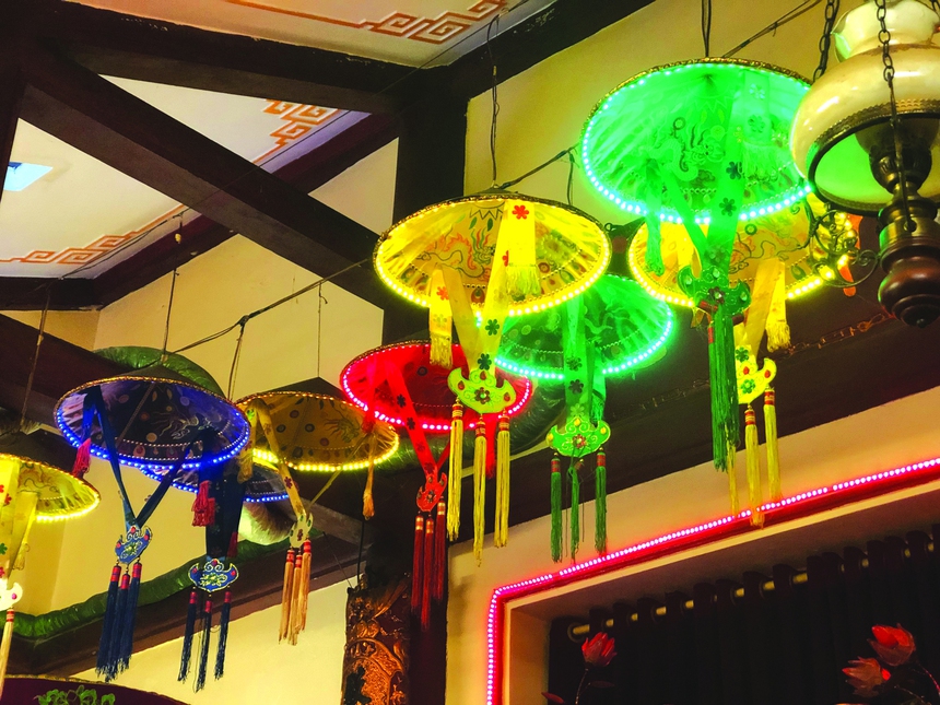 Lê Bích và cuộc 'hành hương' cùng vàng mã - Ảnh 9.