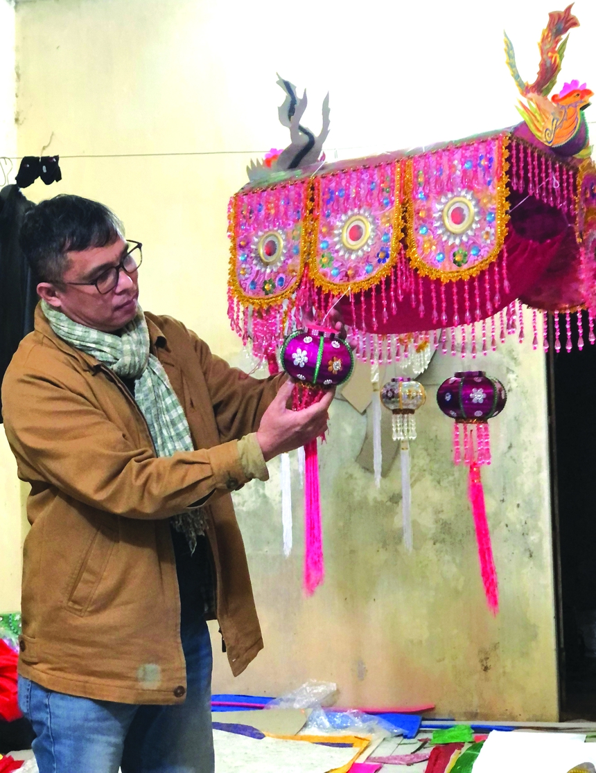 Lê Bích và cuộc 'hành hương' cùng vàng mã - Ảnh 1.