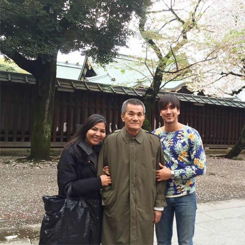 Dàn minh tinh Thái Lan ăn mừng ngày Tết Songkran cổ truyền: Người hóa nữ thần, người ở bên báo hiếu cha mẹ - Ảnh 9.