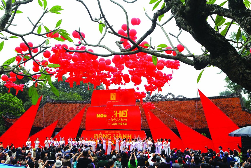 (Báo Tết) Hệ giá trị Việt Nam - PGS-TS Bùi Hoài Sơn: Văn hóa cần trở thành hệ điều tiết cho sự phát triển - Ảnh 3. (Báo Tết) Hệ giá trị Việt Nam - PGS-TS Bùi Hoài Sơn: Văn hóa cần trở thành hệ điều tiết cho sự phát triển - Ảnh 3.