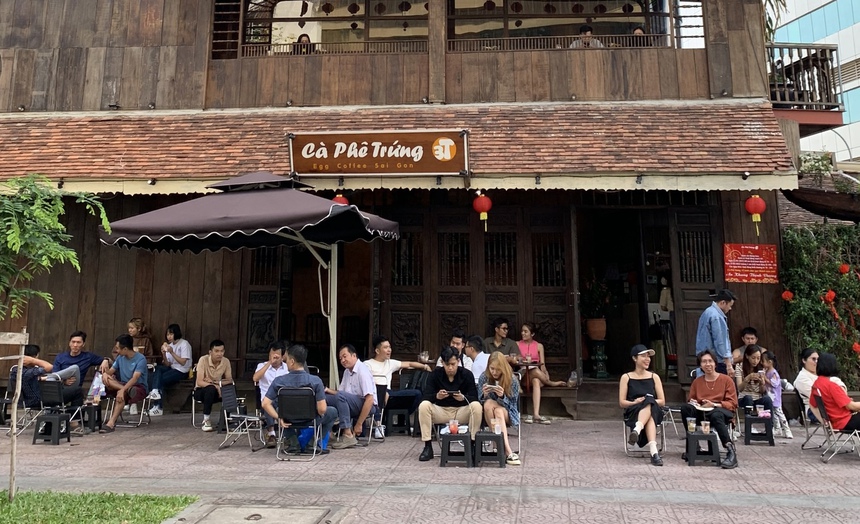 Không khí ngày cận Tết tại TP.HCM: giới trẻ lân la khắp mọi con đường tại trung tâm - Ảnh 4.