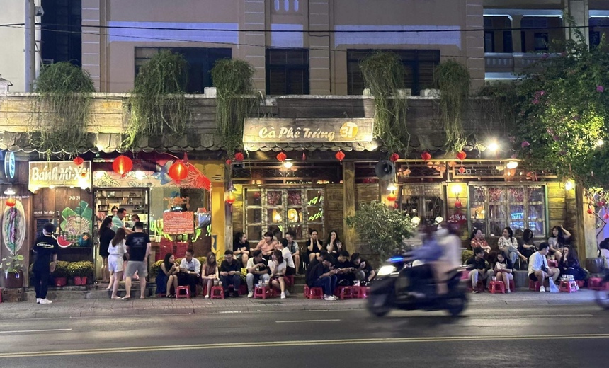 Không khí ngày cận Tết tại TP.HCM: giới trẻ lân la khắp mọi con đường tại trung tâm - Ảnh 8.