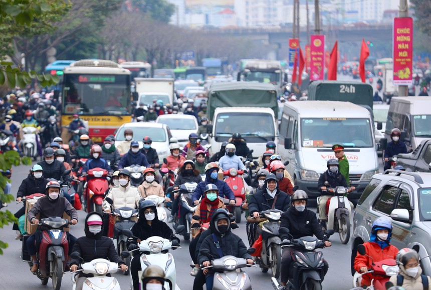 Người dân ùn ùn rời Hà Nội về các tỉnh nghỉ Tết - Ảnh 3.