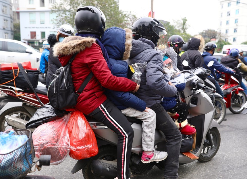 Người dân ùn ùn rời Hà Nội về các tỉnh nghỉ Tết - Ảnh 5.