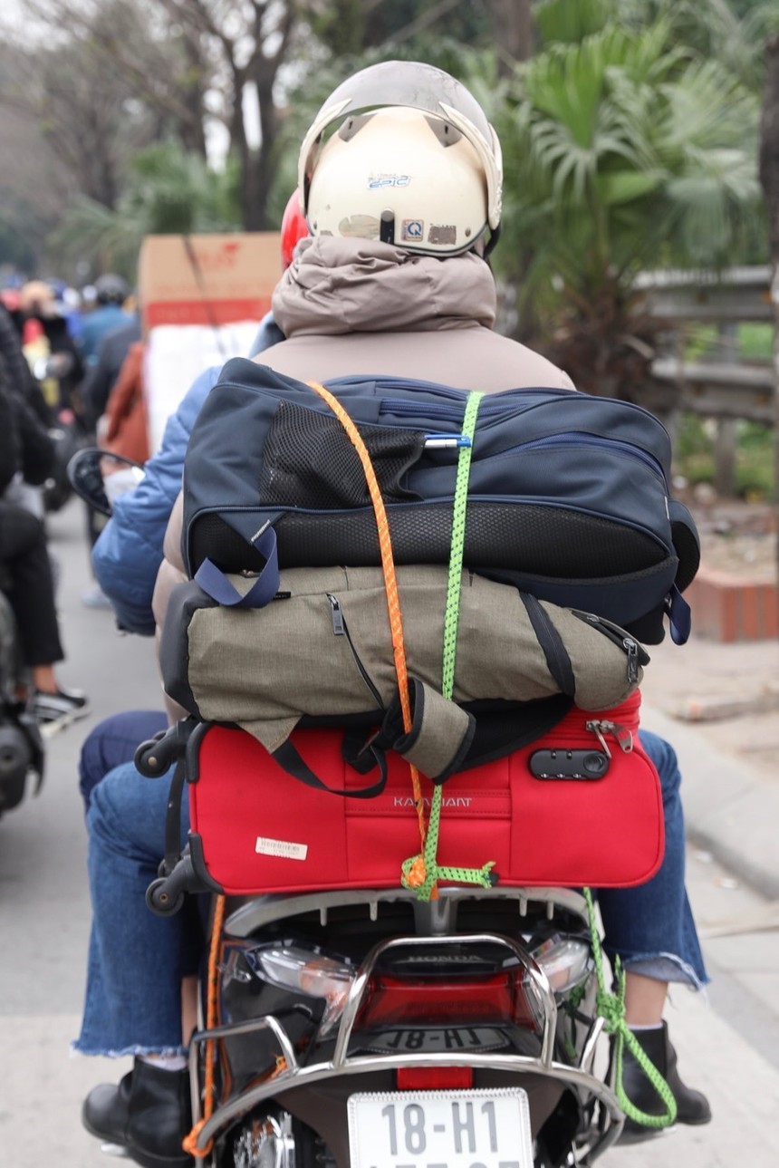 Người dân ùn ùn rời Hà Nội về các tỉnh nghỉ Tết - Ảnh 6.