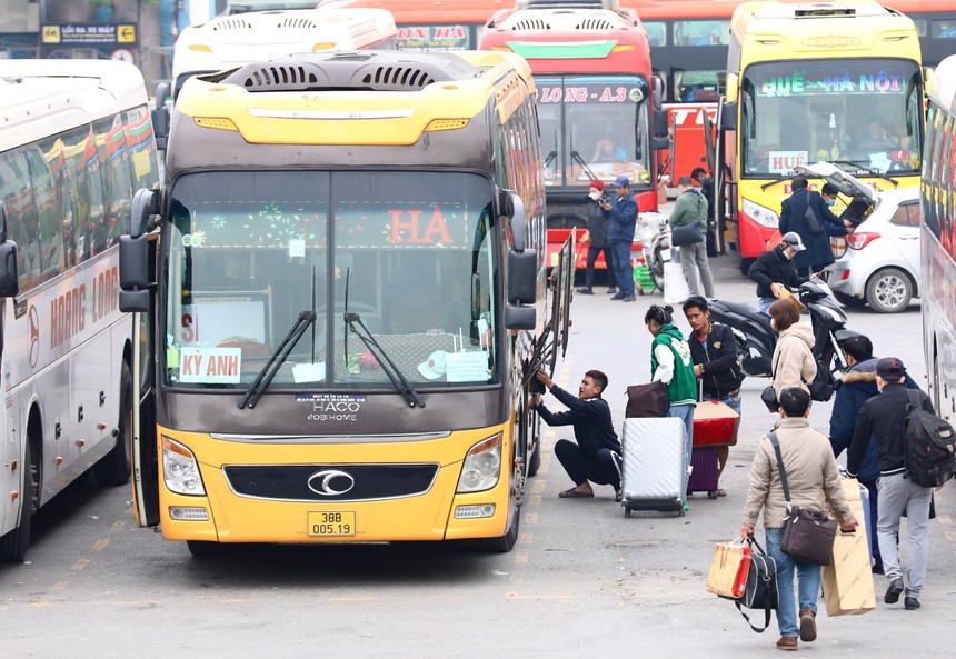 Người dân ùn ùn rời Hà Nội về các tỉnh nghỉ Tết - Ảnh 11.