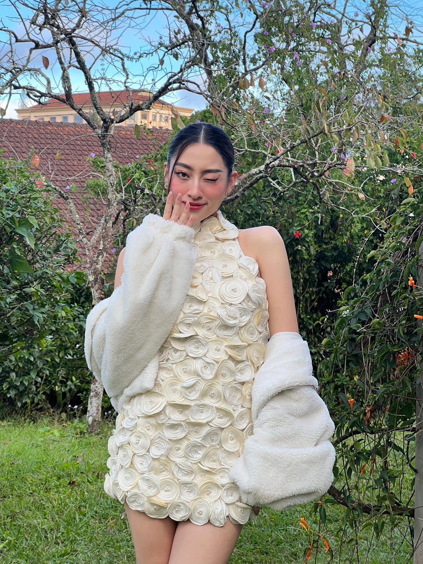 Mới đi dạy mà Hoa hậu Lương Thuỳ Linh đã rủ sinh viên đu trend TikTok đình đám: "Dễ thương thế này chắc không ai dám trốn học nữa" - Ảnh 4.