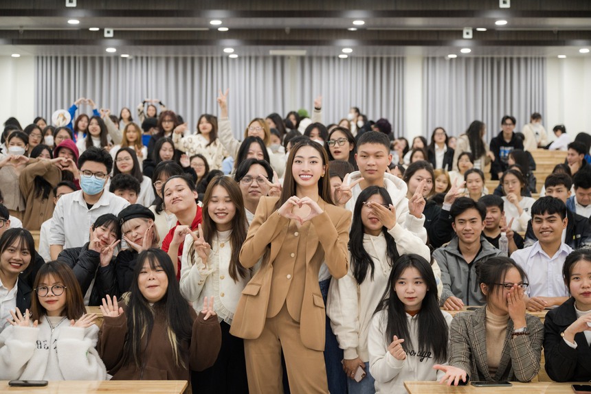 Mới đi dạy mà Hoa hậu Lương Thuỳ Linh đã rủ sinh viên đu trend TikTok đình đám: "Dễ thương thế này chắc không ai dám trốn học nữa" - Ảnh 2.