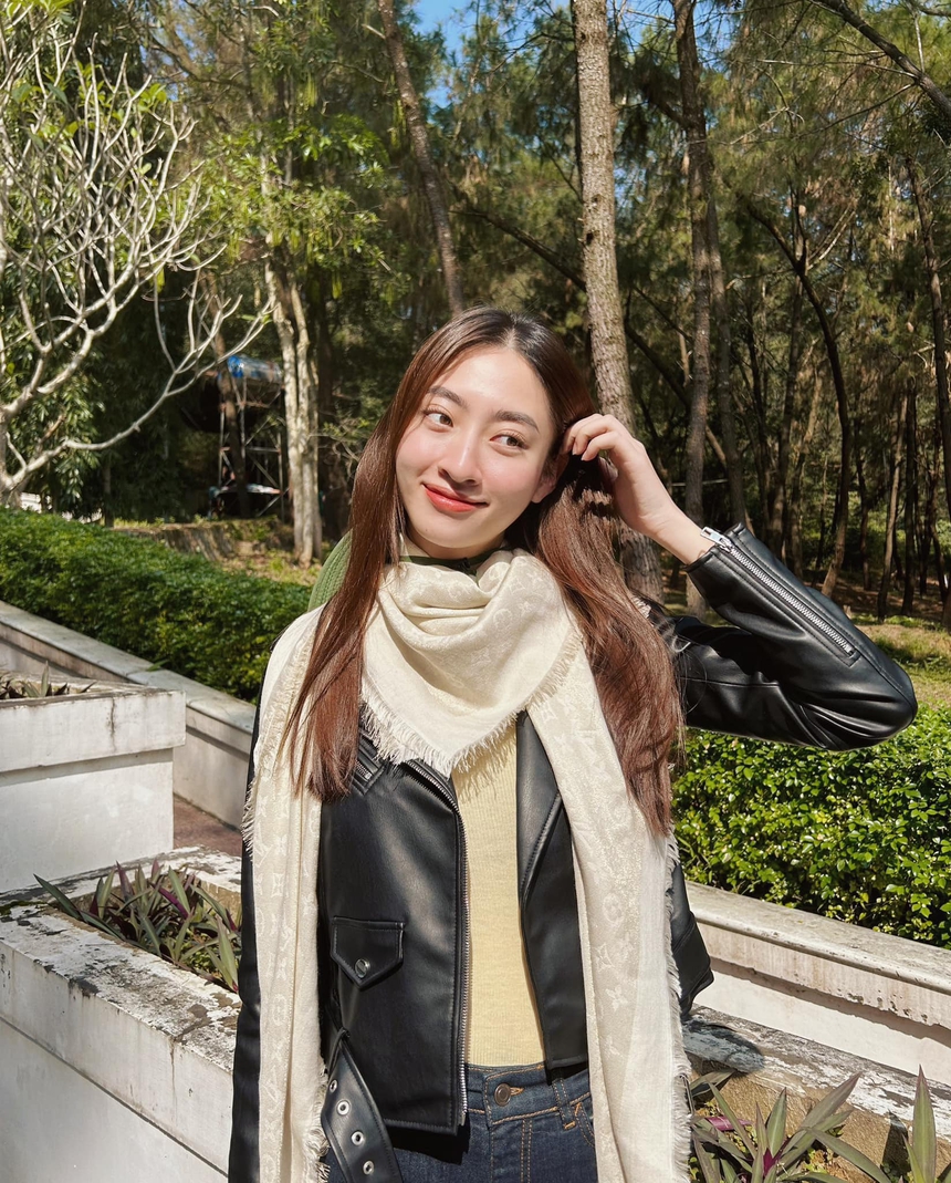 Mới đi dạy mà Hoa hậu Lương Thuỳ Linh đã rủ sinh viên đu trend TikTok đình đám: "Dễ thương thế này chắc không ai dám trốn học nữa" - Ảnh 3.