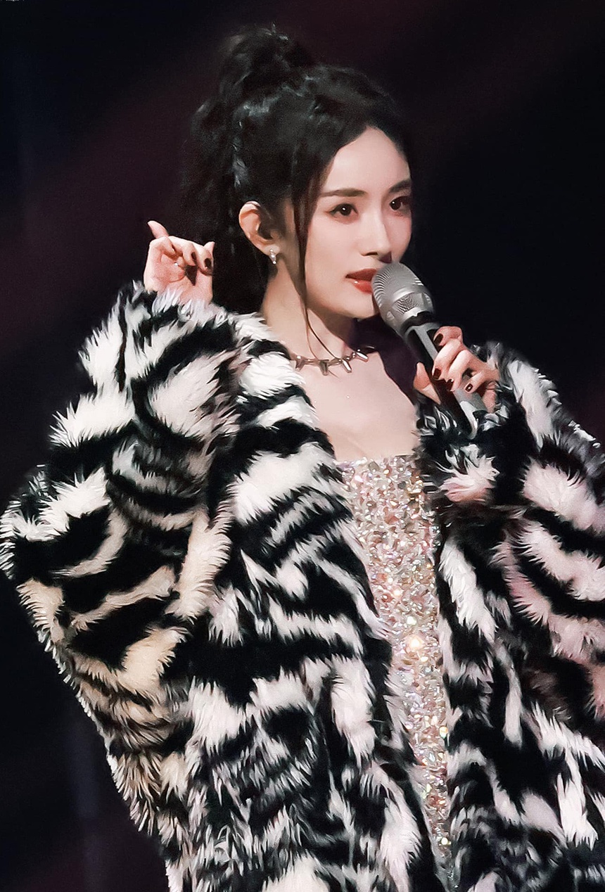 Bị chê hát dở, giọng quá yếu, Dương Mịch vẫn chiếm trọn spotlight ngày đầu năm mới - Ảnh 4.