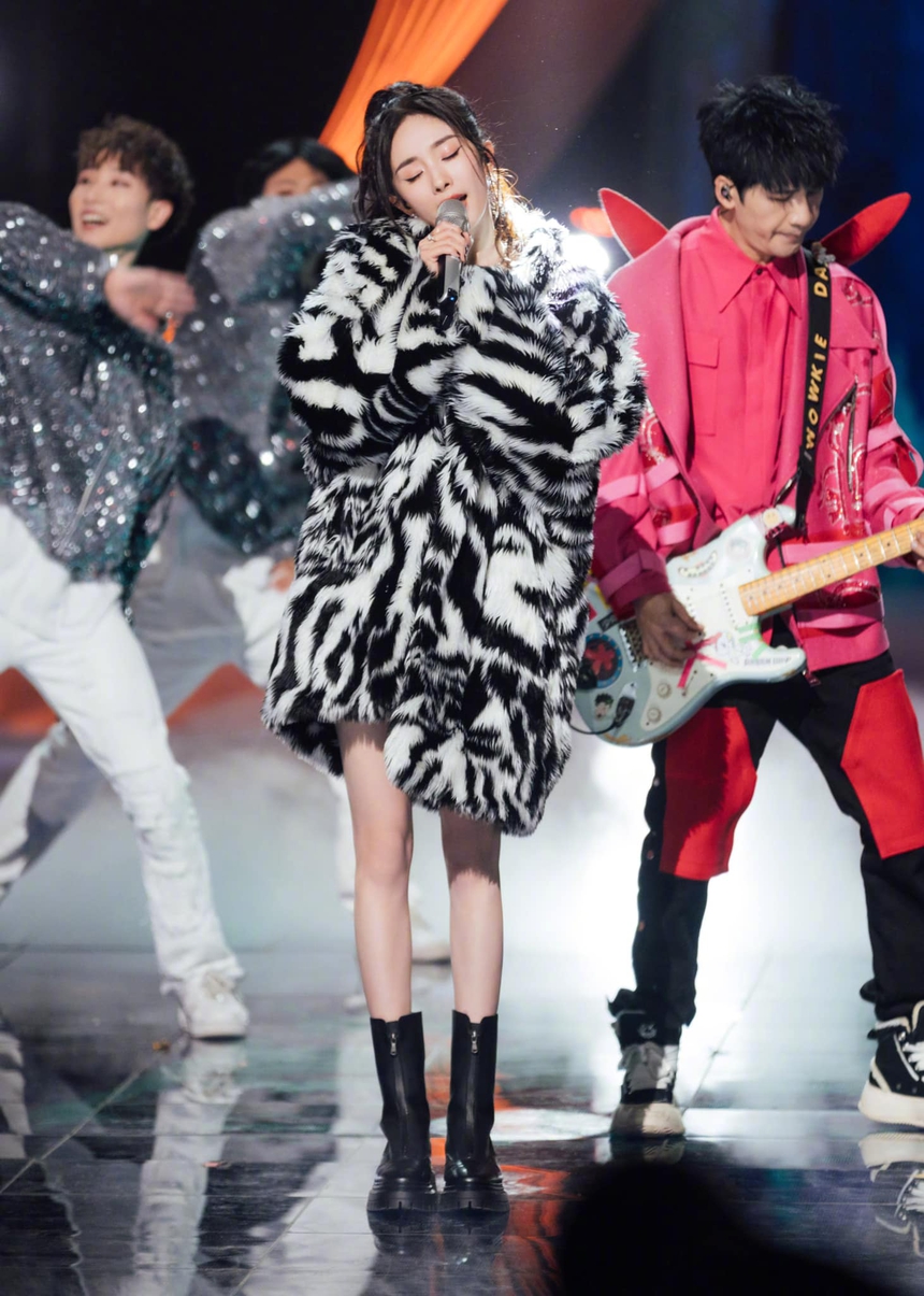 Bị chê hát dở, giọng quá yếu, Dương Mịch vẫn chiếm trọn spotlight ngày đầu năm mới - Ảnh 6.