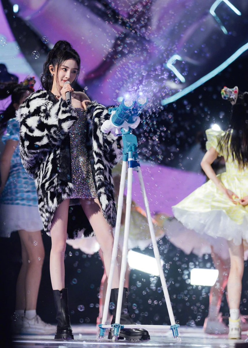 Bị chê hát dở, giọng quá yếu, Dương Mịch vẫn chiếm trọn spotlight ngày đầu năm mới - Ảnh 3.