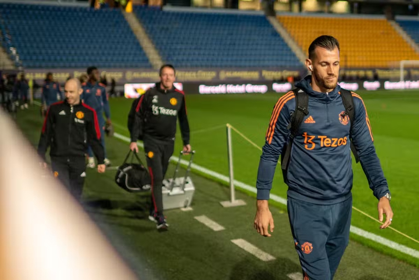 Tin nóng bóng đá sáng 2/1: MU chia tay thủ môn - Ảnh 2.