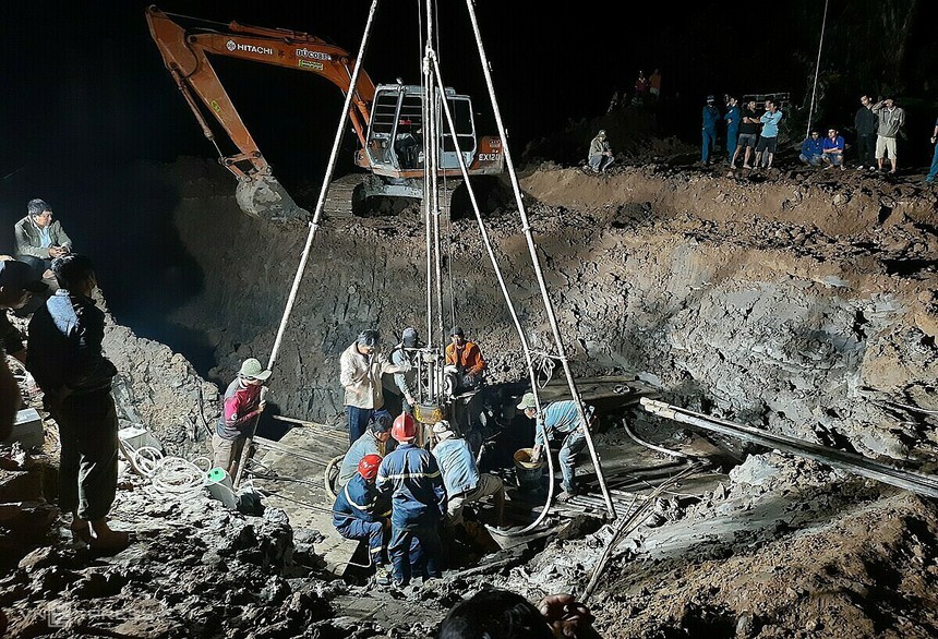 Chạy đua với thời gian cứu bé trai bị rơi xuống cọc bê tông - Ảnh 2. Chạy đua với thời gian cứu bé trai bị rơi xuống cọc bê tông - Ảnh 2.