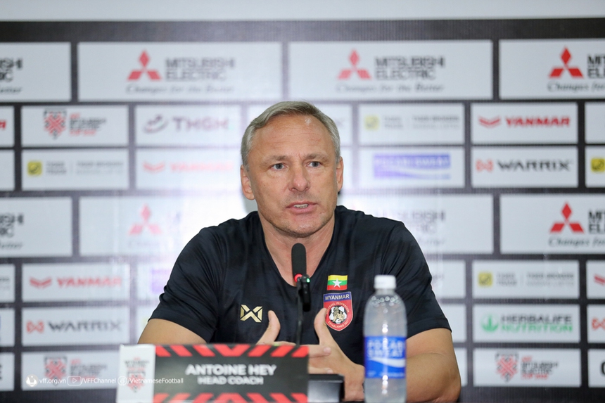 HLV Antoine Hey: ‘Tôi muốn có thủ môn như của tuyển Việt Nam’ - Ảnh 1.