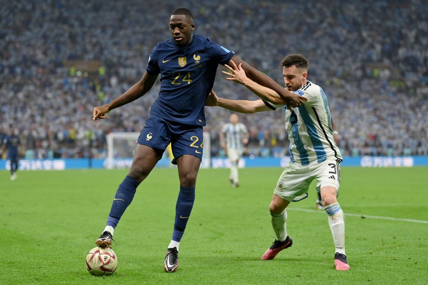 Real Madrid muốn có Konate (áo xanh) Real Madrid muốn có Konate (áo xanh)