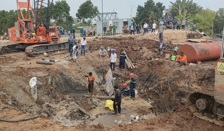 Chạy đua với thời gian cứu bé trai bị rơi xuống cọc bê tông - Ảnh 1. Chạy đua với thời gian cứu bé trai bị rơi xuống cọc bê tông - Ảnh 1.