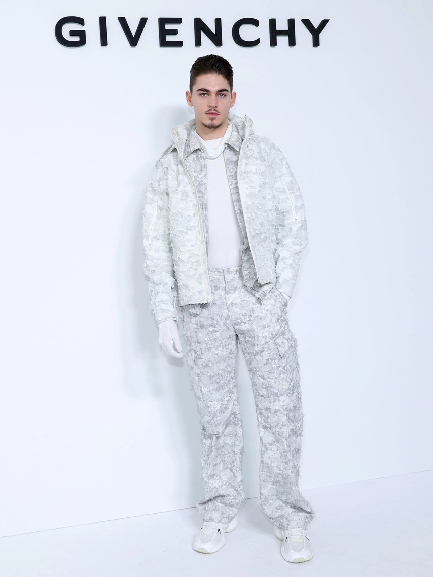 2 show thời trang hot nhất hôm qua: J-Hope và Jackson Wang hút truyền thông, Taeyang chiếm sạch spotlight hàng ghế đầu  - Ảnh 14.