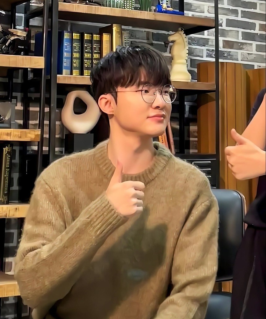 Faker chụp nghìn bức ảnh vẫn 1 kiểu tạo dáng, người duy nhất khiến "chủ tịch" thả tim hóa ra là đây! - Ảnh 4.