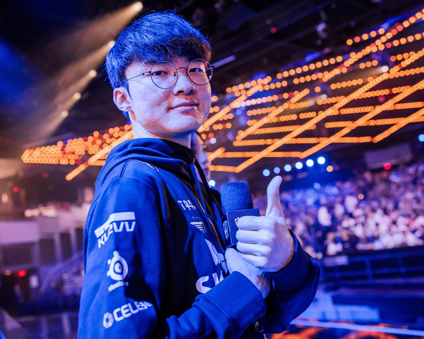 Faker chụp nghìn bức ảnh vẫn 1 kiểu tạo dáng, người duy nhất khiến "chủ tịch" thả tim hóa ra là đây! - Ảnh 2.