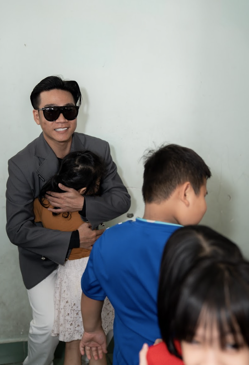 Dàn sao Vbiz rộn ràng ngày 29 Tết: Người khoe biệt thự sang trọn, người tặng bố mẹ cả căn hộ - Ảnh 14.