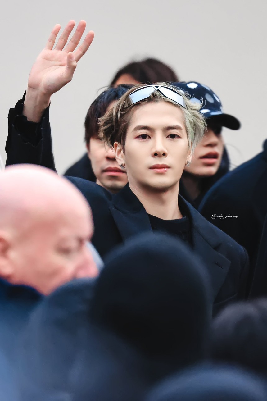 2 show thời trang hot nhất hôm qua: J-Hope (BTS) và Jackson Wang (GOT7) hút truyền thông, Taeyang chiếm sạch spotlight hàng ghế đầu  - Ảnh 3.