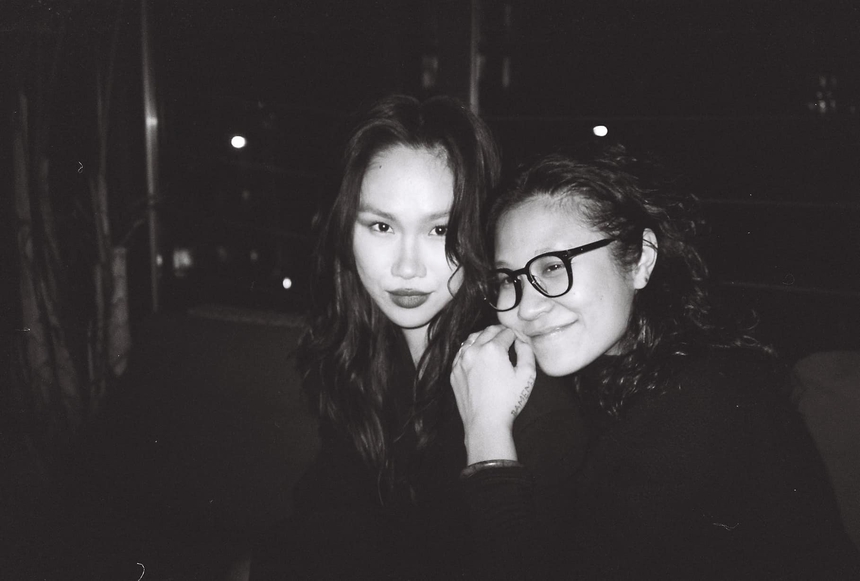 Gặp gỡ cặp 'bách hợp' Trisha Đỗ - Gùi Trang: Chỉ ra nét đặc sắc trong thời trang Việt mà nhiều NTK bỏ lỡ, chia sẻ kinh nghiệm vượt qua trở ngại trong tình yêu - Ảnh 9.